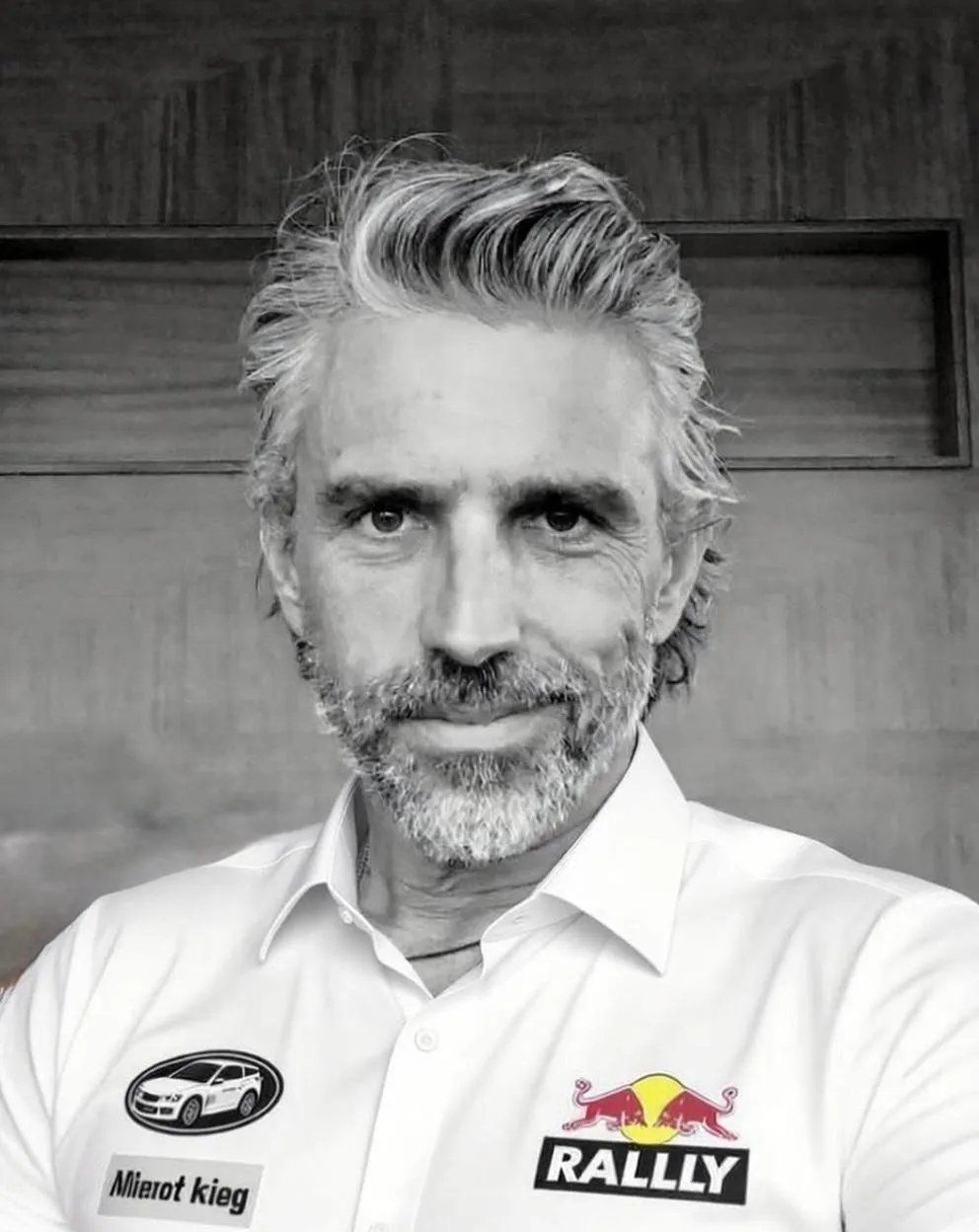 Carlos Melgarejo, copiloto de Dunarx, en un retrato profesional en blanco y negro 