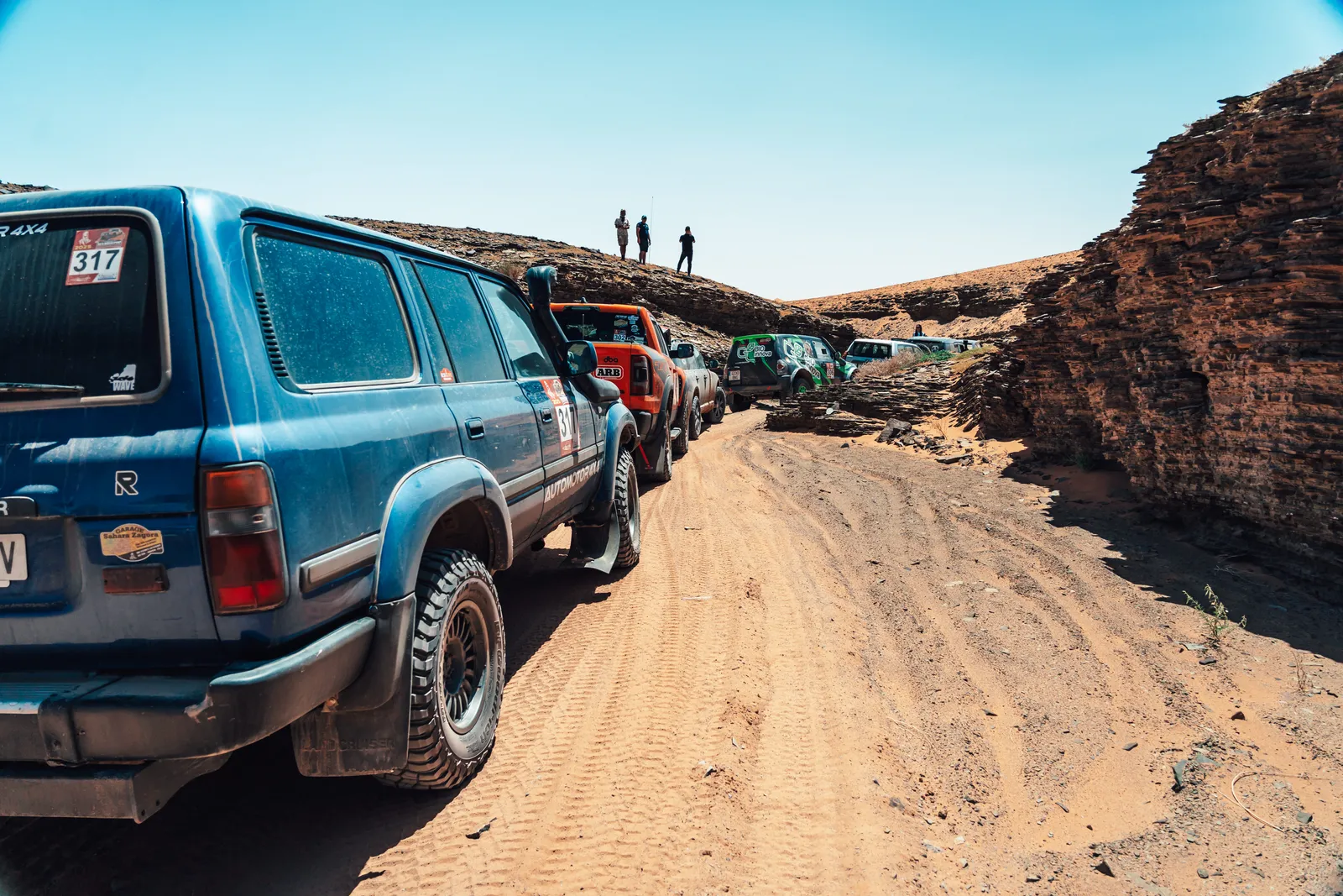 Convoy de 4x4 de rally cruzando un desfiladero rocoso cerca de Zagora, en el sur de Marruecos