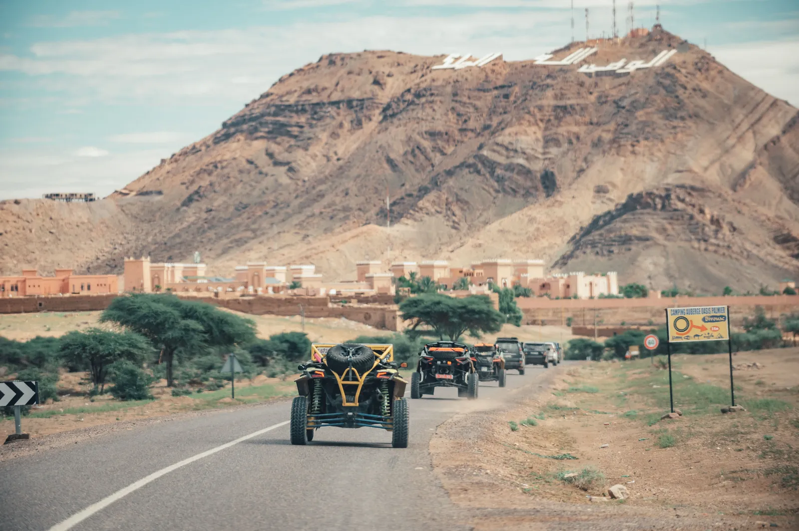 Convoy de buggys y 4x4 llegando a Zagora, punto clave de las rutas de aventura por Marruecos