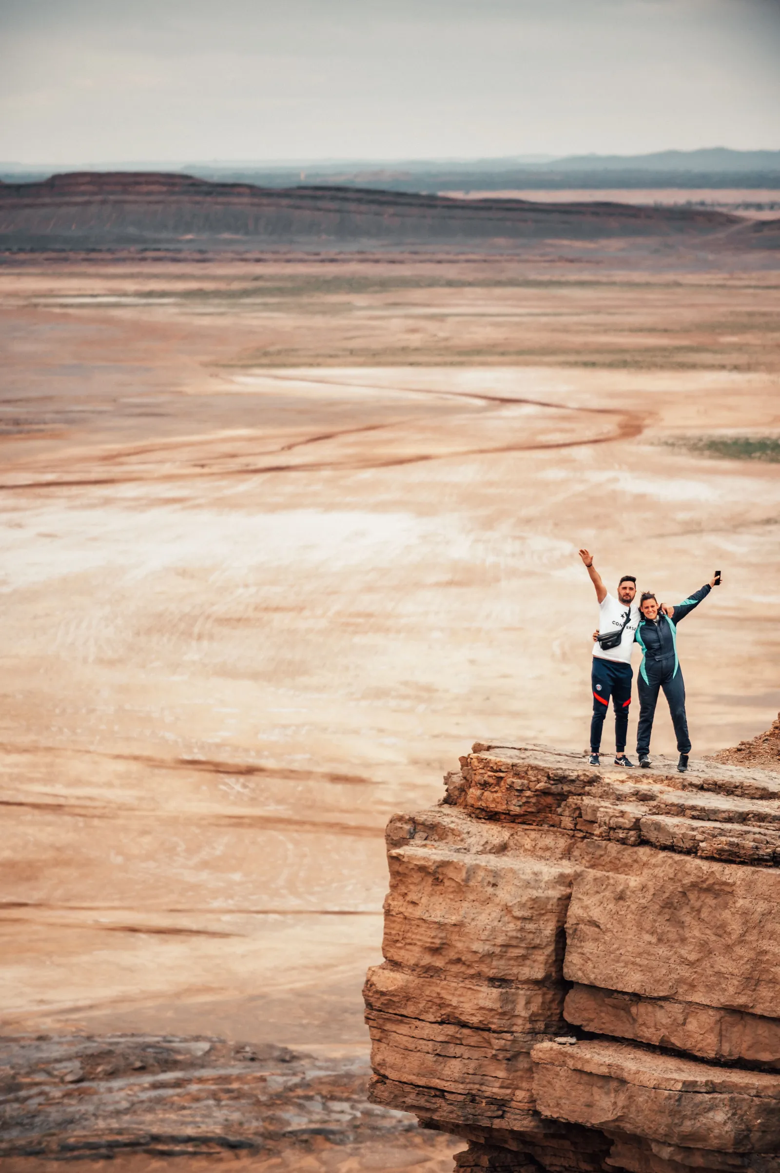 Pareja celebrando en un mirador con vistas panorámicas al desierto de Marruecos