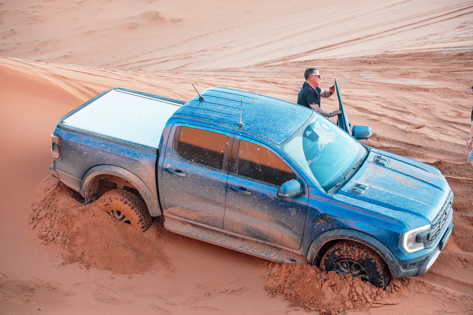 Pickup Ford Ranger atascada en la arena de una duna durante una ruta 4x4 en Marruecos