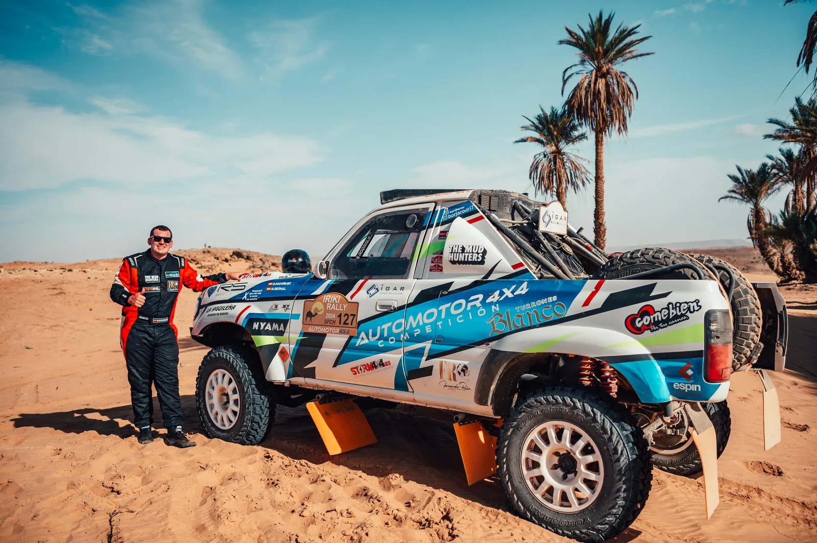 Borja Rodríguez junto a su 4x4 de competición Automotor 4x4 en el desierto de Marruecos