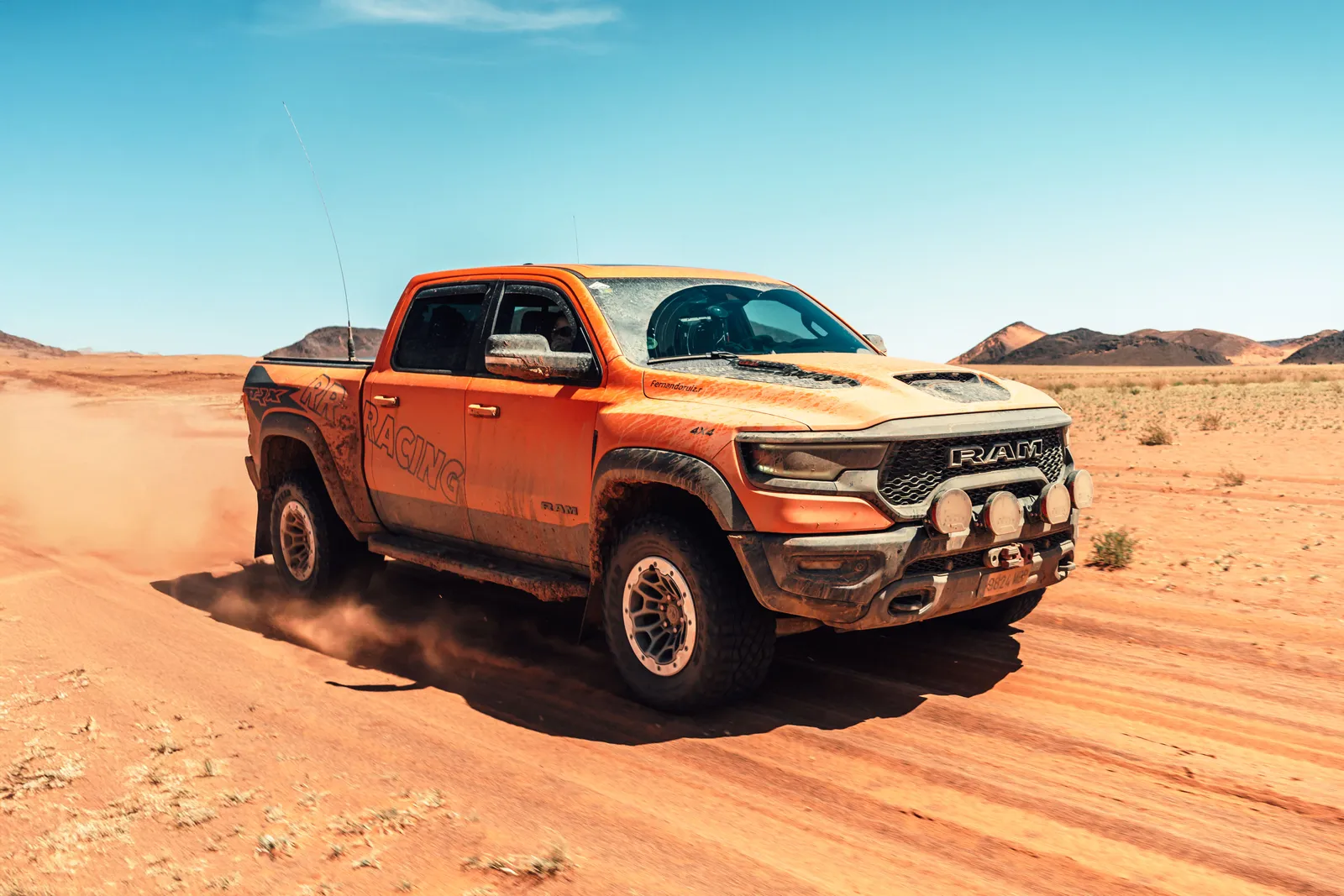 Pickup Ram TRX levantando polvo en una pista del desierto de Marruecos