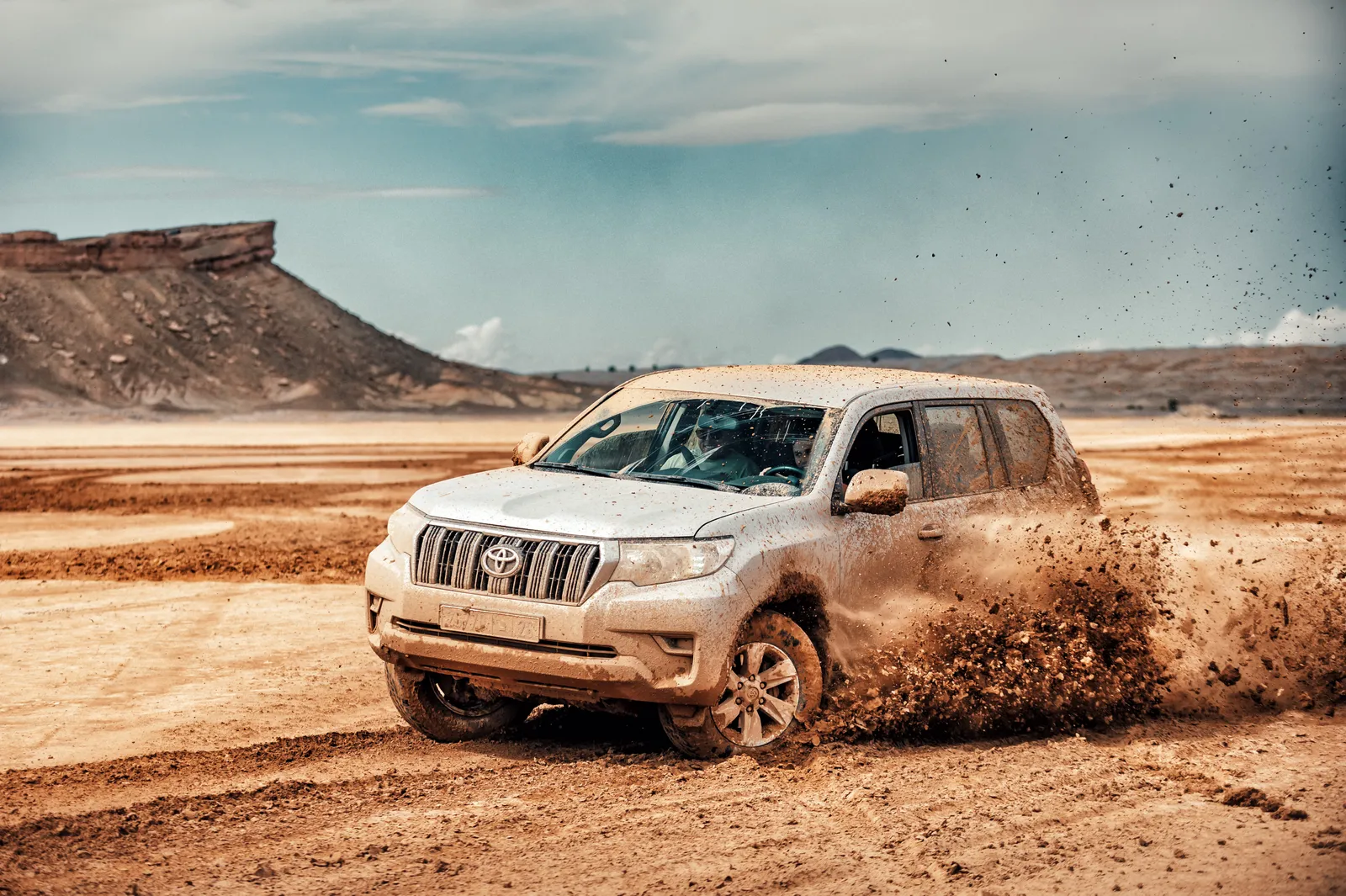 Toyota Land Cruiser derrapando y levantando tierra en una ruta 4x4 por el desierto de Marruecos